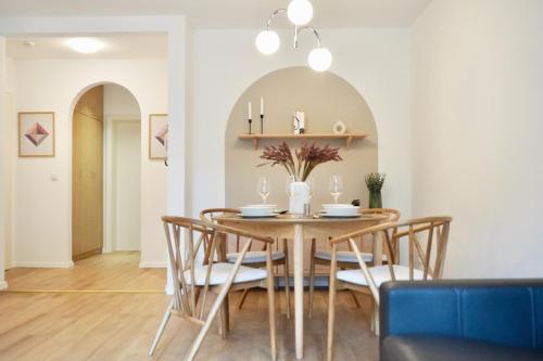 comedor con mesa y sillas en Snug Stays - Design Studio am See mit Terrasse, Garten, Badestelle vor dem Haus, en Wörthsee