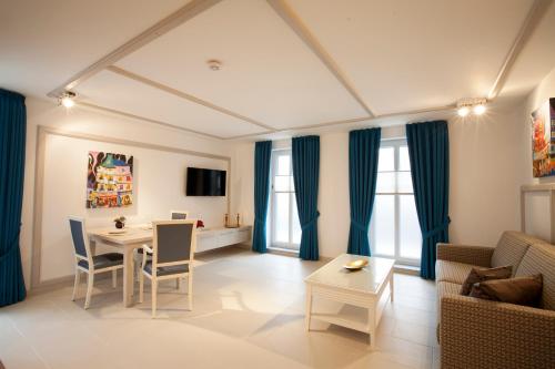 ein Wohnzimmer mit einem Tisch und einem Sofa in der Unterkunft Baumann Suiten in Ingolstadt