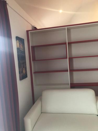 ein Schlafzimmer mit weißen Regalen und einem weißen Bett in der Unterkunft Baumann Suiten in Ingolstadt