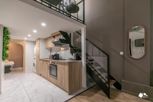 une cuisine avec un escalier menant à un salon dans l'établissement MBA Splendide Appart - Proche du Moulin Rouge, à Paris
