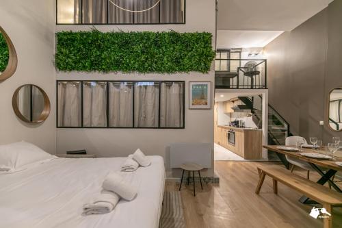 - une chambre avec un lit blanc et une table à manger dans l'établissement MBA Splendide Appart - Proche du Moulin Rouge, à Paris