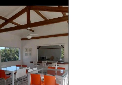 - une salle à manger avec une table et des chaises dans l'établissement Apartamento Frente Rio Una próximo da praia, à São Sebastião