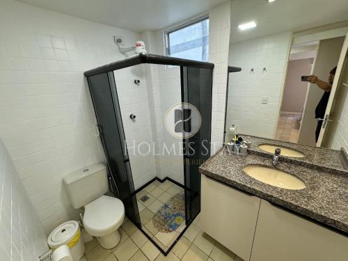 um banheiro com chuveiro, vaso sanitário e pia em Apto 3 quartos grande a 50m do Mar AH113 em Tambaú