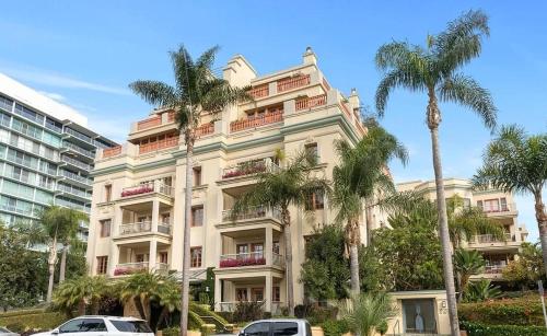 een groot gebouw met palmbomen ervoor bij Ocean View 3 Bedrooms Condo At The El Tovar in Los Angeles