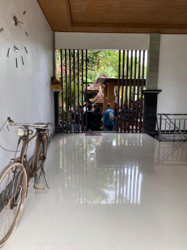 een fiets geparkeerd op een vloer in een gebouw bij Umah Saren Homestay in Undisan