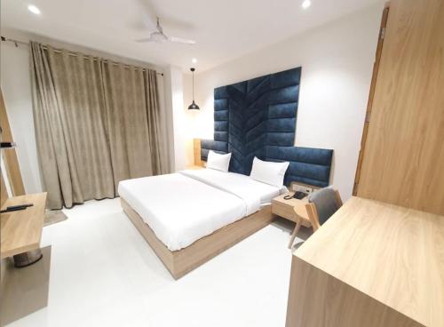 Un dormitorio con una cama grande en una habitación. en HOTEL SCARLET, en Gwalior