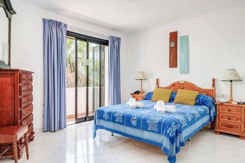 een slaapkamer met een bed met twee handdoeken erop bij Villa Corrib in Santa Fe de los Boliches
