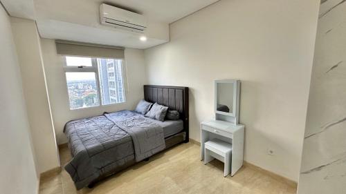 um pequeno quarto com uma cama e uma janela em Apartemen Podomoro View Kota 2BR lantai 17 Full perabot em Medan