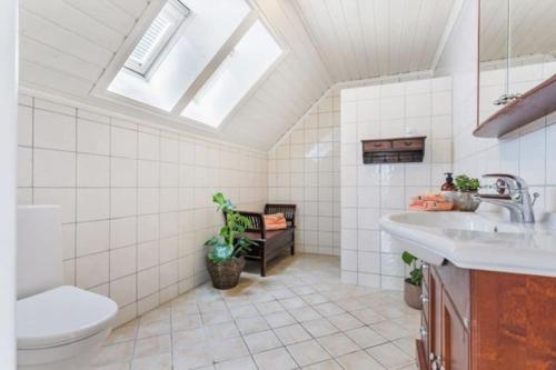 ein Bad mit einem WC und einem Waschbecken in der Unterkunft Cozy house with lovely view in Bergen