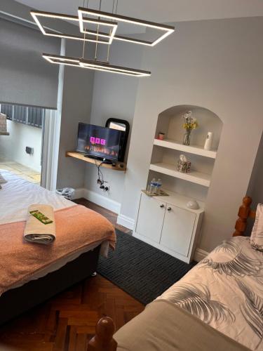 - une chambre avec 2 lits et une télévision à écran plat dans l'établissement Home from Home Cosy B&B, à Londres