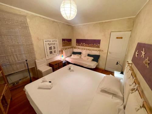 une petite pièce avec un lit et une table dans l'établissement Le Suquet Style IV by Connexion, à Cannes