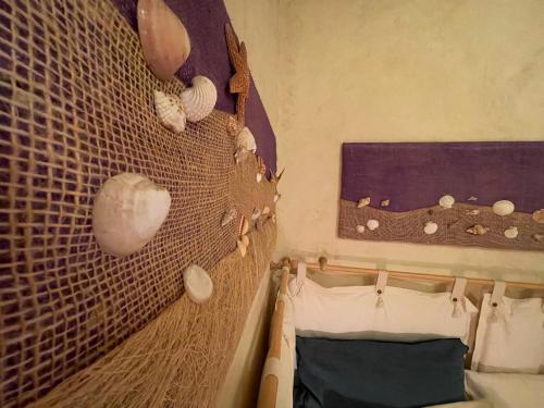 - une chambre avec un mur recouvert de coquillages dans l'établissement Le Suquet Style IV by Connexion, à Cannes