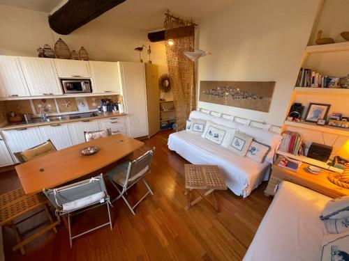 une chambre avec un lit, une table et des chaises dans l'établissement Le Suquet Style IV by Connexion, à Cannes