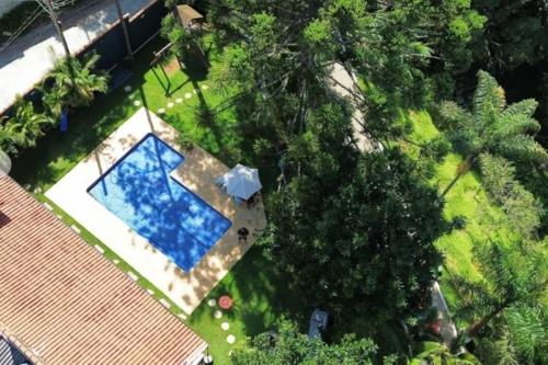 una vista aérea de un patio con piscina en Chacara com Piscina Aquecida, en Guarulhos