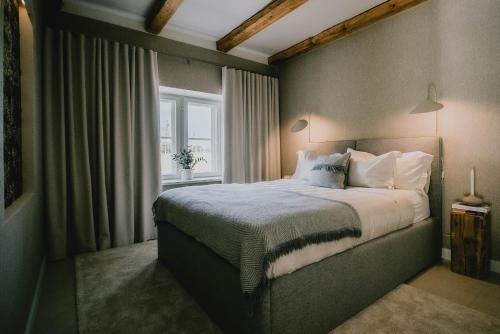 - une chambre avec un grand lit et une fenêtre dans l'établissement Watermill River House, 