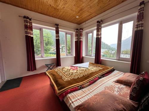 Un pat sau paturi într-o cameră la Aru heights Guest house