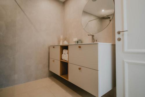 La salle de bains est pourvue d'un lavabo et d'un miroir. dans l'établissement Watermill River House, 