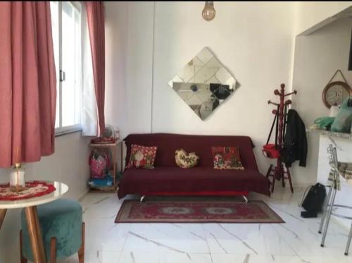 uma sala de estar com um sofá e uma mesa em Apartamento área nobre em Petrópolis