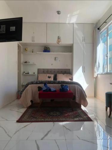 um quarto com uma cama e um tapete no chão em Apartamento área nobre em Petrópolis