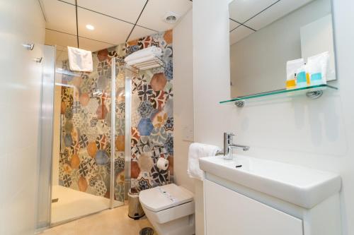 ビリャホヨサにあるLa Punta COLORS By DLVのバスルーム(洗面台、シャワー付)