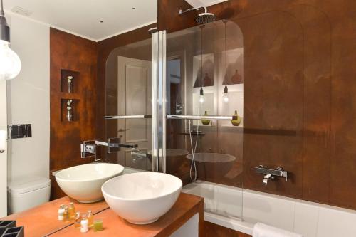 Uma casa de banho em EVE Luxury Apartments Pantheon