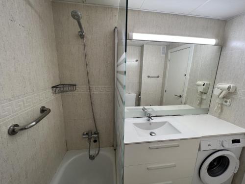 ein Bad mit einer Dusche, einem Waschbecken und einem Spiegel in der Unterkunft NEW Michelangelo Planet Costa Dorada in Salou