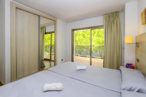 ein Schlafzimmer mit einem großen Bett und einem großen Fenster in der Unterkunft NEW Michelangelo Planet Costa Dorada in Salou