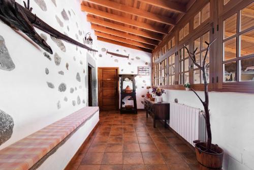貝加德聖馬特奧的住宿－Casa Rural Tinamar，走廊上设有长凳和桌子