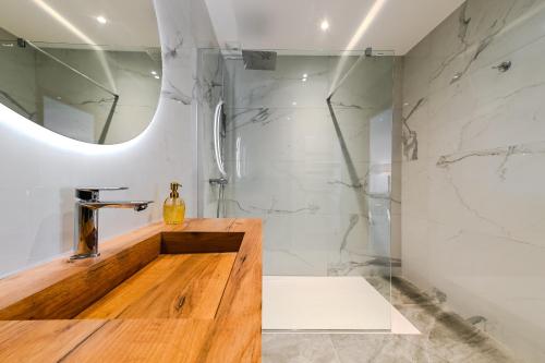 Bilik mandi di T2 LUXE Pieds dans l'eau Porticcio