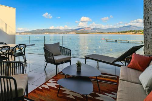 T2 LUXE Pieds dans l'eau Porticcio