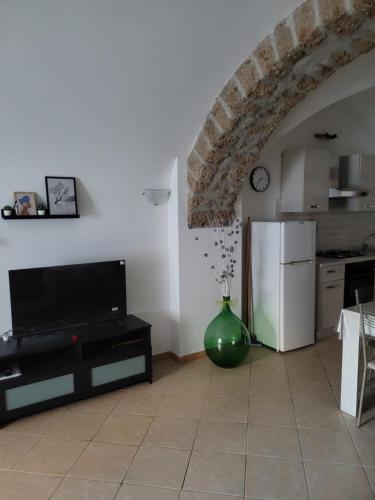 a kitchen with a green vase in a room at LA CASA DI SIRA in Veiano