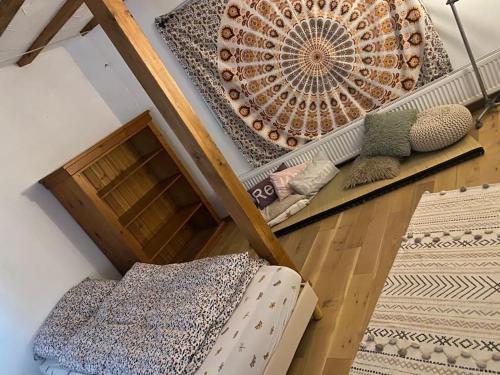 Zimmer mit einer Treppe und Kissen auf dem Boden in der Unterkunft Einzimmerapartment mit Fass Sauna (und Pool) in Fränkisch-Crumbach