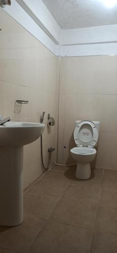 a bathroom with a toilet and a sink at Cave Kithulgala in Kitulgala