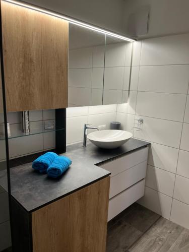 un baño con lavabo y espejo en Apartment Kumitzblick, en Obersdorf