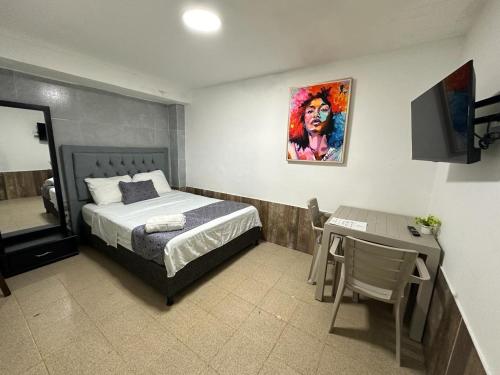 卡塔赫納的住宿－Hotel CastilloMar，一间卧室配有一张床、一张桌子和一张桌子