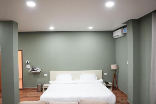 Un pat sau paturi într-o cameră la HOTEL RANSAM