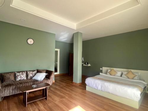 1 dormitorio con 1 cama y 1 sofá en HOTEL RANSAM en Āīzawl