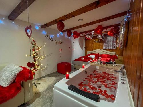 Pokój z choinką świąteczną i czerwonymi balonami w obiekcie Holiday Home La Sierra w mieście Korenica