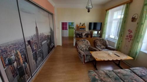 salon z kanapą i stołem w obiekcie Apartman pod Zamkem w Javorníku