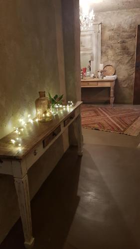 a room with a table with lights on it at Le Lodge des Flâneurs in Vielsalm