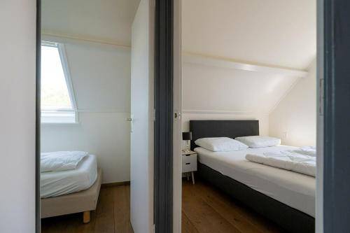 Ένα ή περισσότερα κρεβάτια σε δωμάτιο στο Appartement met tuin centrum Ouddorp
