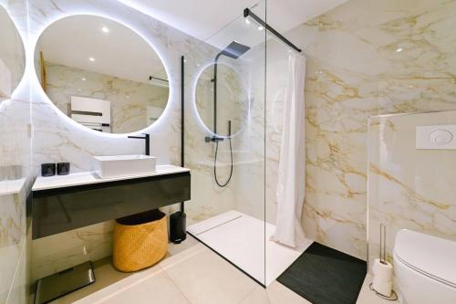 La salle de bains est pourvue d'un lavabo et d'un miroir. dans l'établissement Le Galatée, T3 luxe, à Porticcio