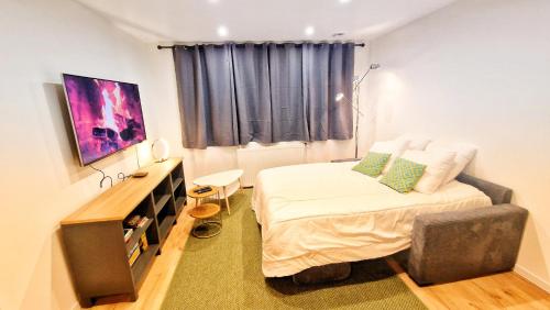 um pequeno quarto com uma cama e uma secretária em Maison Mayel - Logement Entier - Domaine Privé Résidentiel Chic & Nature em Lamorlaye