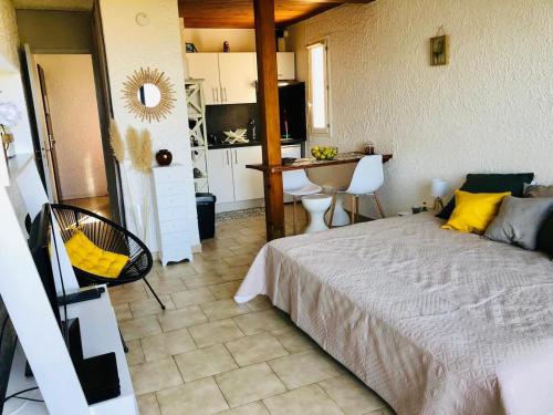 une chambre avec un grand lit et une cuisine dans l'établissement Studio Cocody 4 Lumio, à Lumio