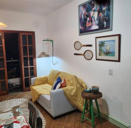 una persona acostada en un sofá en una sala de estar en Apartamento na quadra da Praia de Piratininga en Niterói