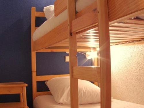 a bunk bed room with two bunk beds in a room at Studio Valmorel, 2 pièces, 4 personnes - FR-1-291-772 in Valmorel