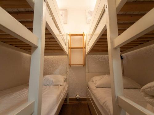 - 2 lits superposés dans une petite chambre avec escalier dans l'établissement Appartement 3 pièces 8 pers, balcon, animaux acceptés - FR-1-291-759, à Valmorel
