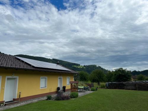 a yellow house with a table and a train at Ferienhaus mit Terrasse und viel Ruhe in Wieting