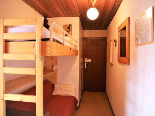Cette petite chambre comprend 2 lits superposés et un couloir. dans l'établissement Studio cabine au pied des pistes, balcon, parking, animaux admis - FR-1-297-16, à Auris