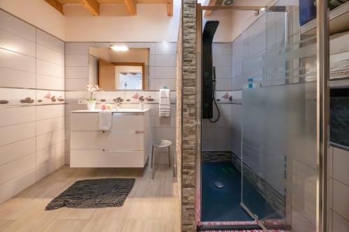 ein Bad mit einer Dusche, einem Waschbecken und einem Spiegel in der Unterkunft Casa Ca Na Xisca in Porreres